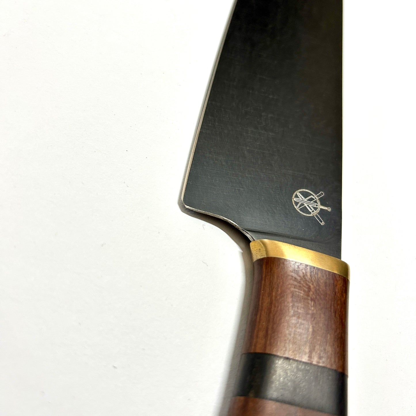 Chefmesser aus Carbonstahl und Griff aus Birnenholz