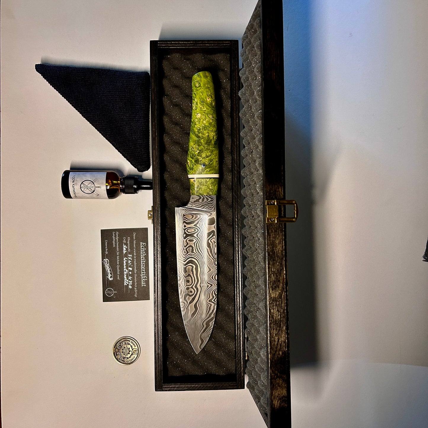 Santoku aus Damast mit einseitigem Hohlschliff