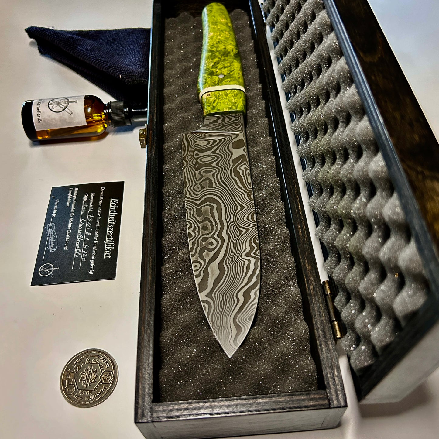 Santoku aus Damast mit einseitigem Hohlschliff