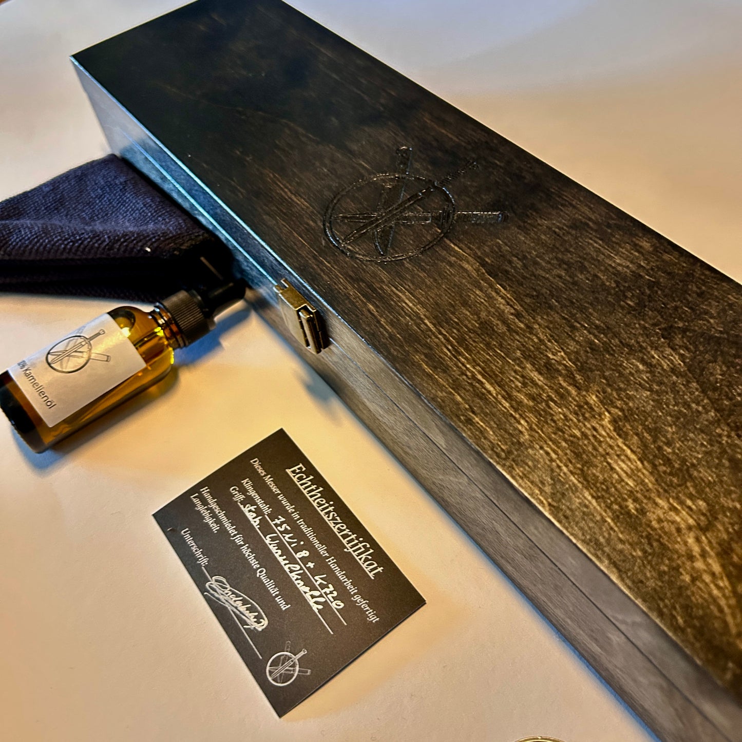 Santoku aus Damast mit einseitigem Hohlschliff