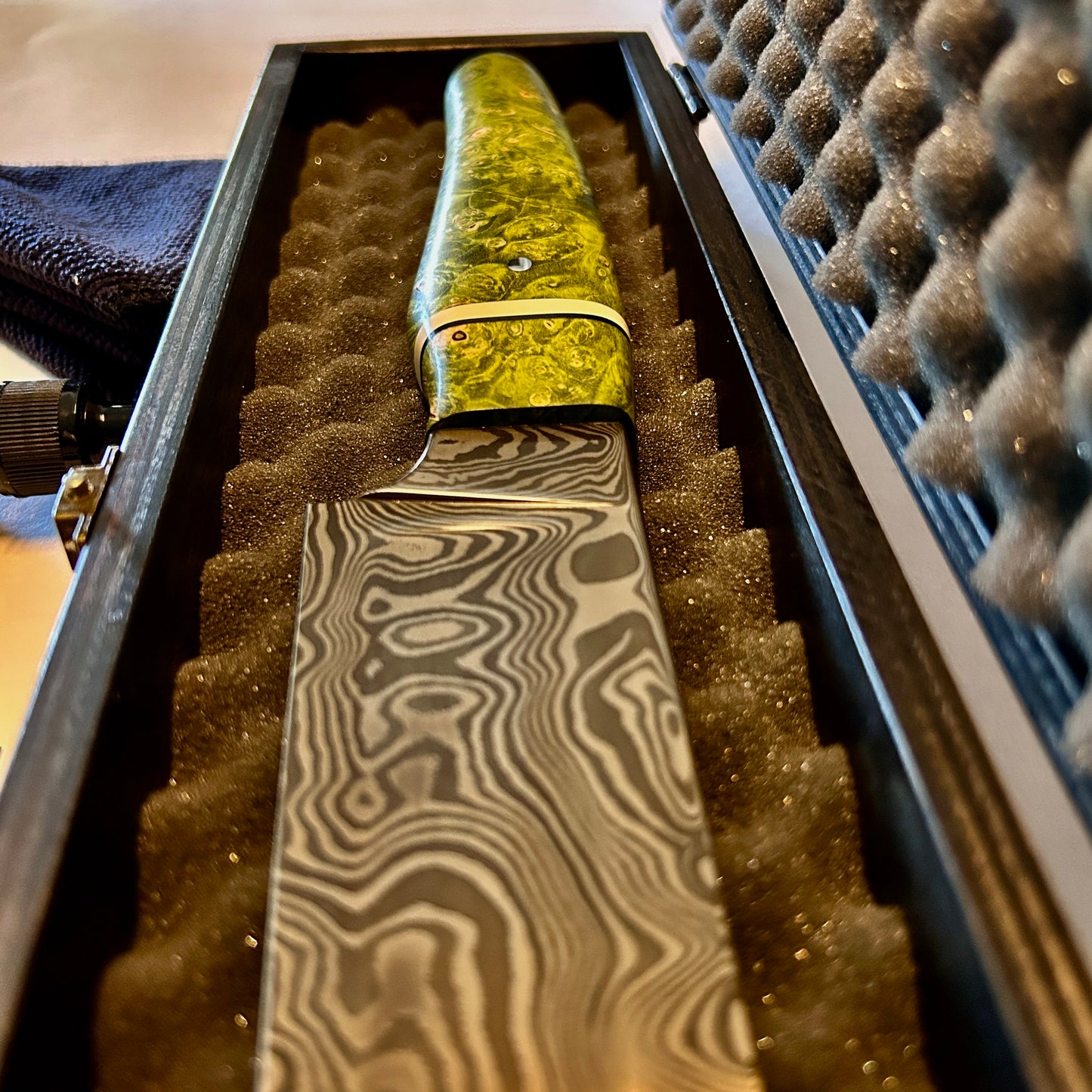 Santoku aus Damast mit einseitigem Hohlschliff