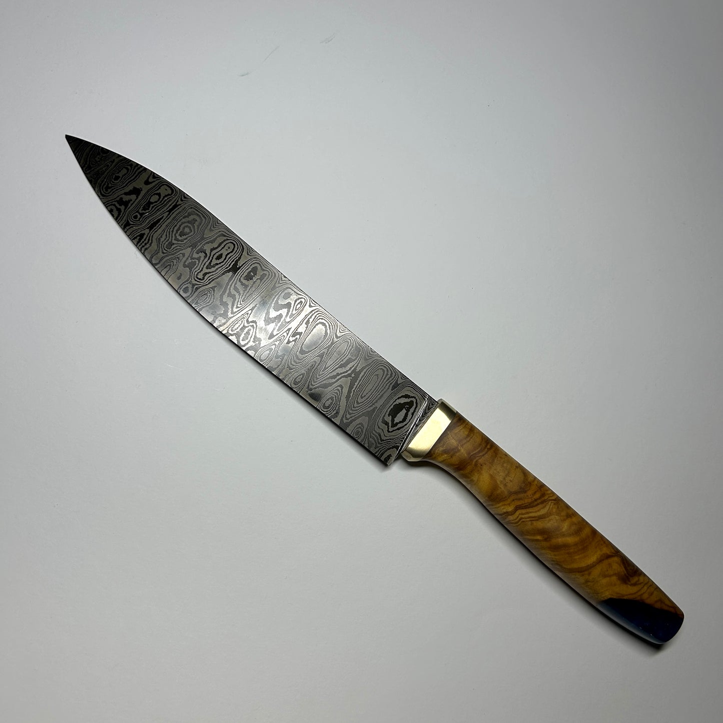 Damastmesser handgeschmiedet – Unikat mit Griff aus Olivenholz & blauer Harzeinlage