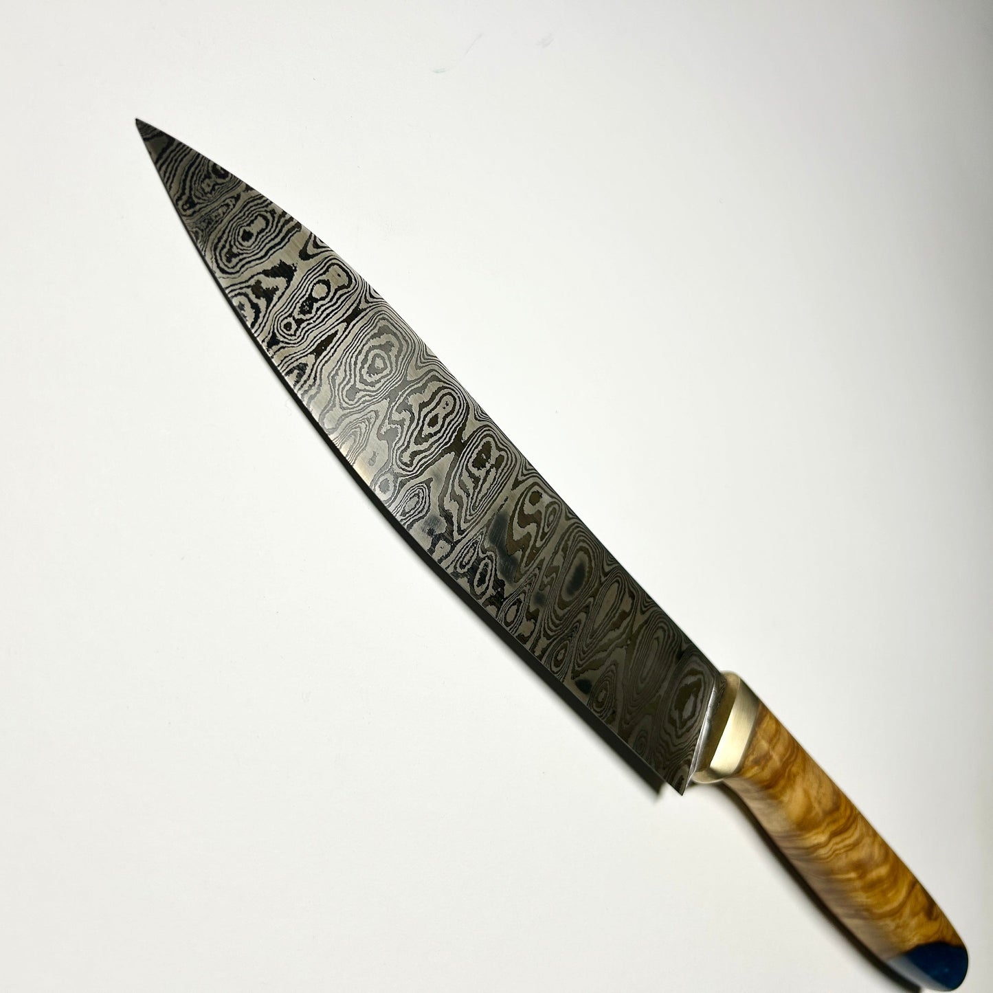Damastmesser handgeschmiedet – Unikat mit Griff aus Olivenholz & blauer Harzeinlage