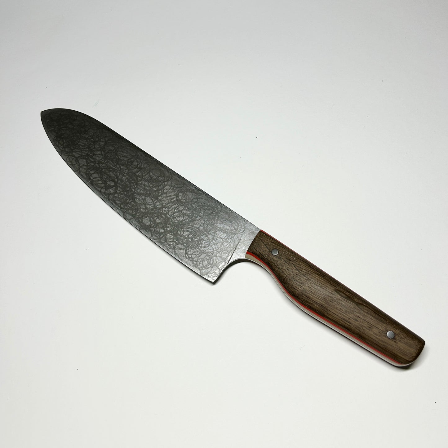 Kochmesser 21 cm aus 14C28N Stahl – Mooreiche Griff mit rotem G10 & Micarta, handgeschliffen mit hologramm Oberfläche