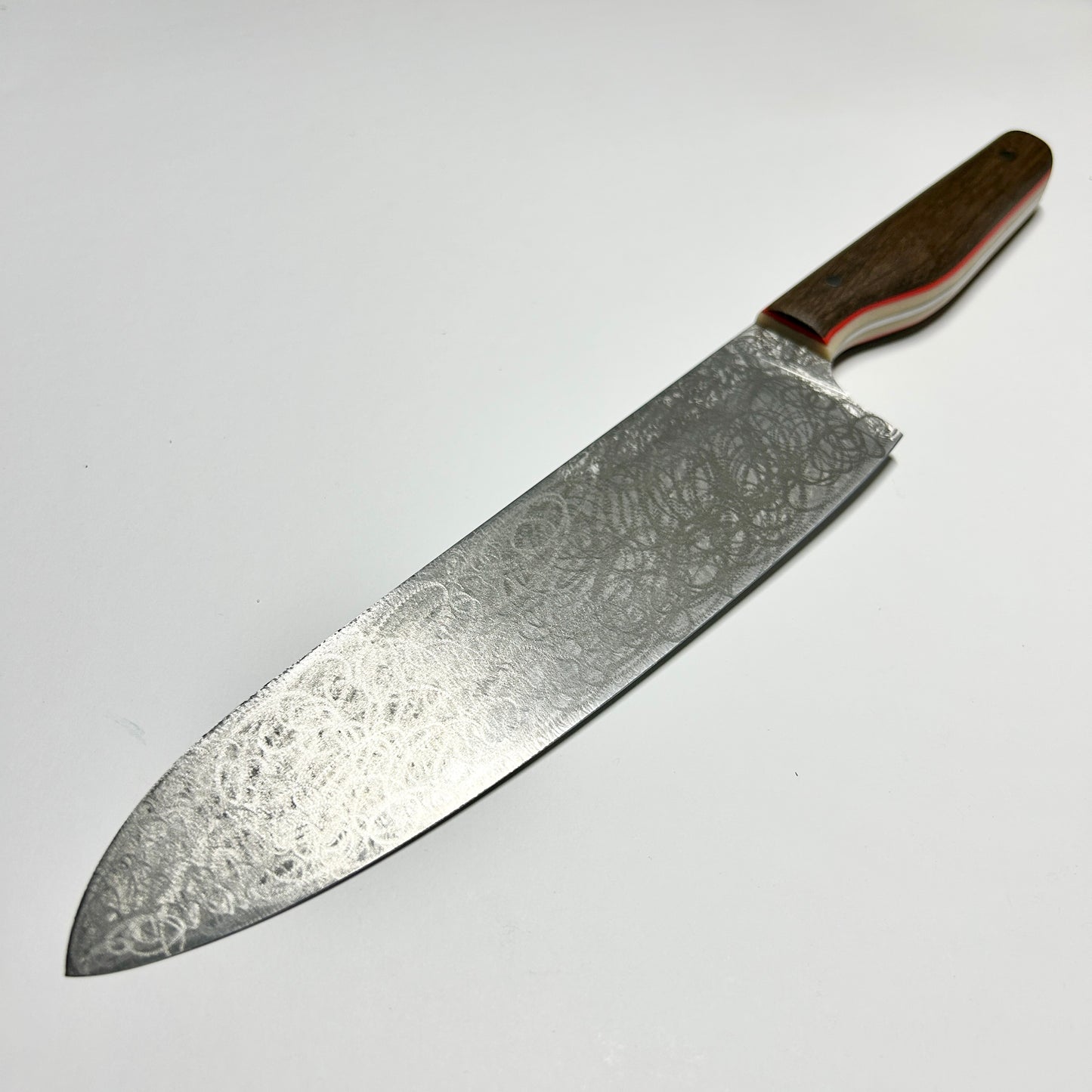 Kochmesser 21 cm aus 14C28N Stahl – Mooreiche Griff mit rotem G10 & Micarta, handgeschliffen mit hologramm Oberfläche