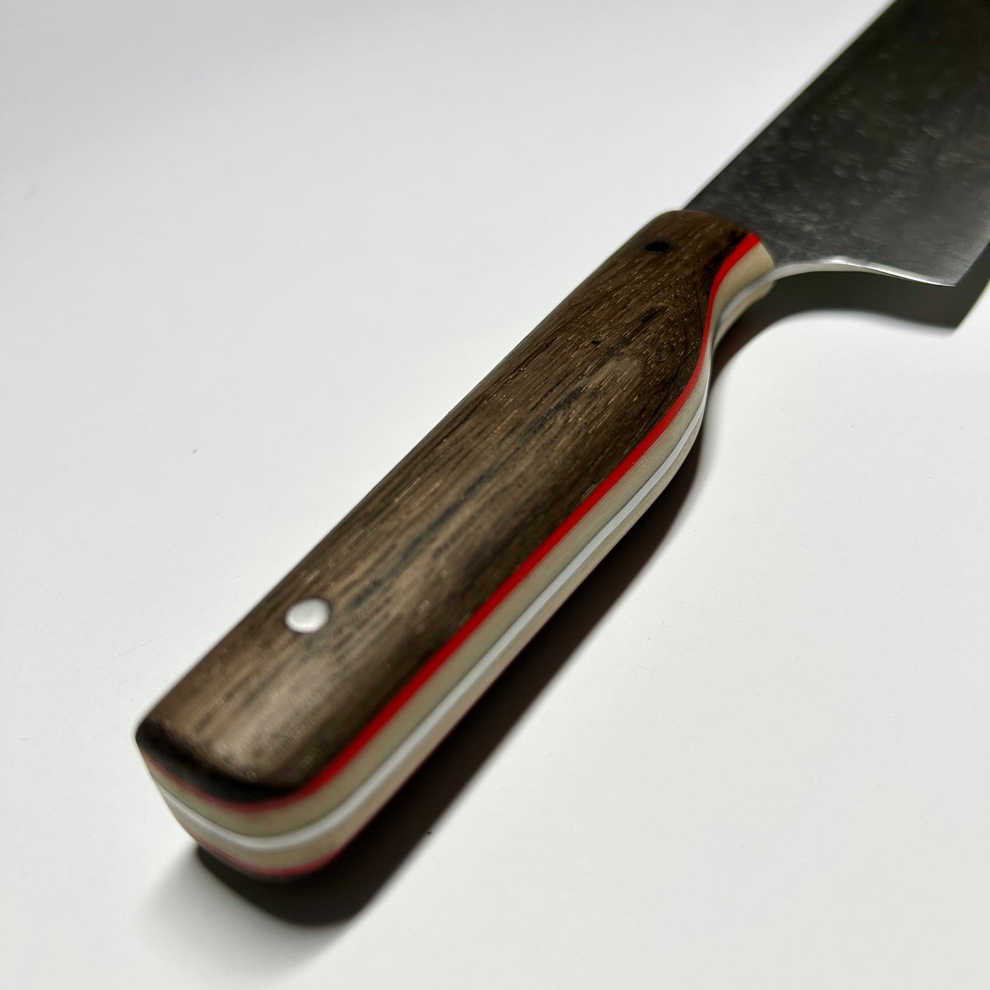 Kochmesser 21 cm aus 14C28N Stahl – Mooreiche Griff mit rotem G10 & Micarta, handgeschliffen mit hologramm Oberfläche