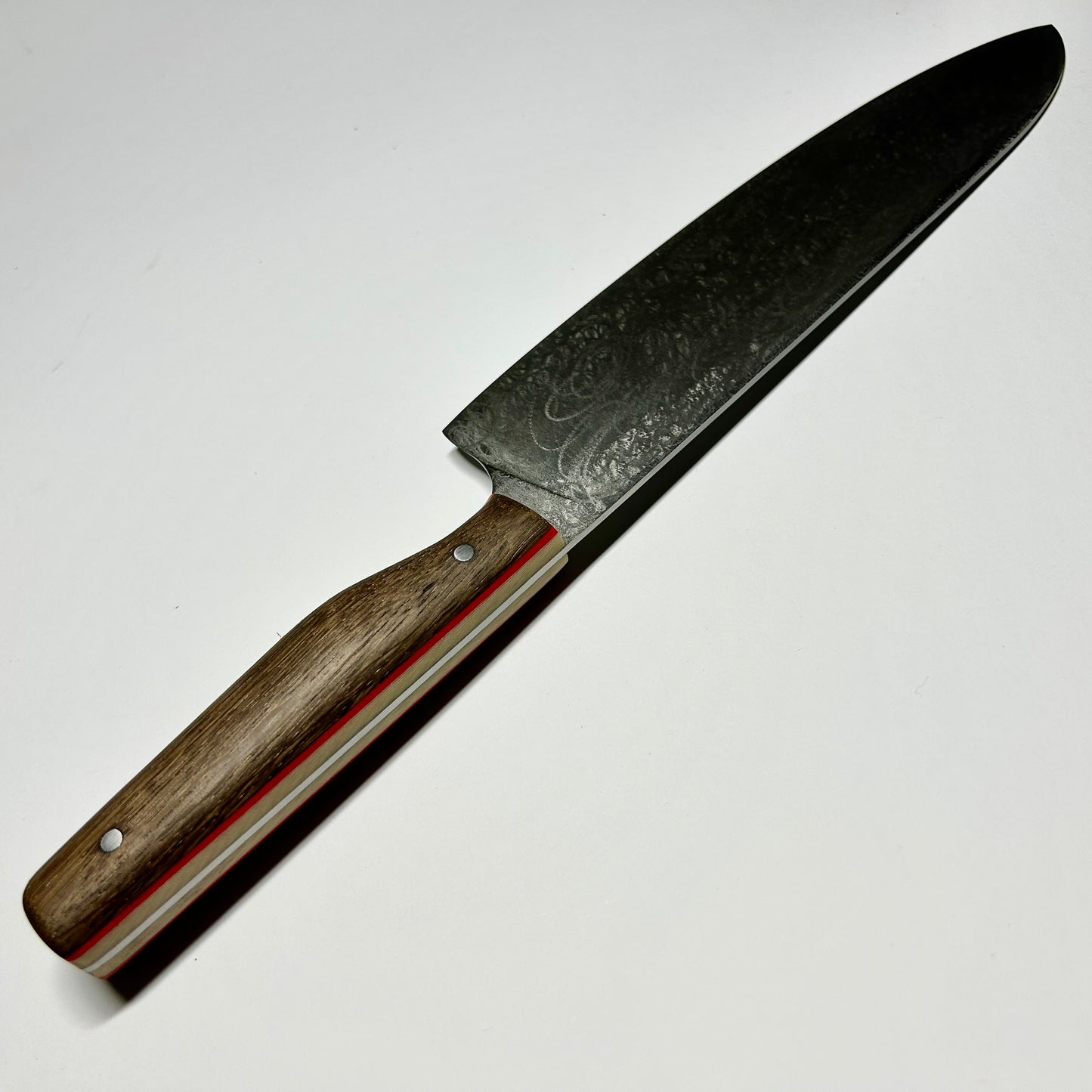 Kochmesser 21 cm aus 14C28N Stahl – Mooreiche Griff mit rotem G10 & Micarta, handgeschliffen mit hologramm Oberfläche