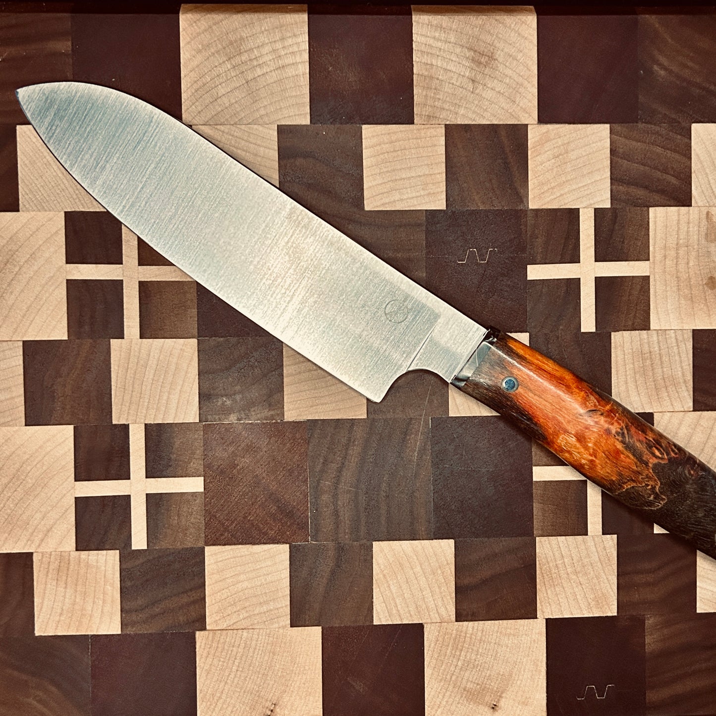 Santoku, 17 cm Klingenlänge und einem Griff aus Wurzelholz und Dragon Juma