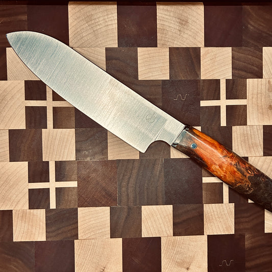 Santoku, 17 cm Klingenlänge und einem Griff aus Wurzelholz und Dragon Juma