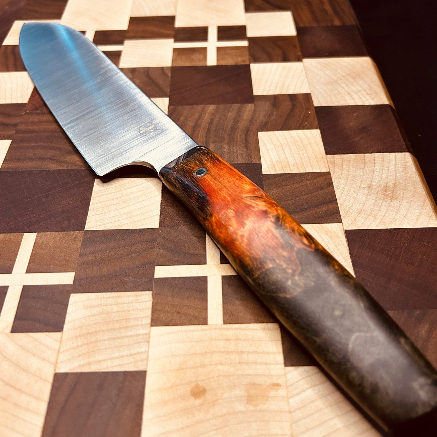 Santoku, 17 cm Klingenlänge und einem Griff aus Wurzelholz und Dragon Juma