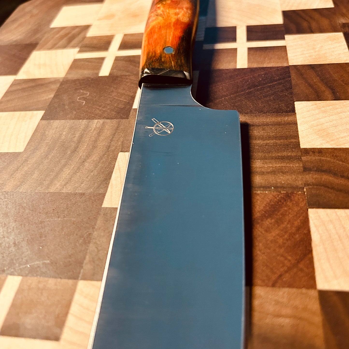 Santoku, 17 cm Klingenlänge und einem Griff aus Wurzelholz und Dragon Juma