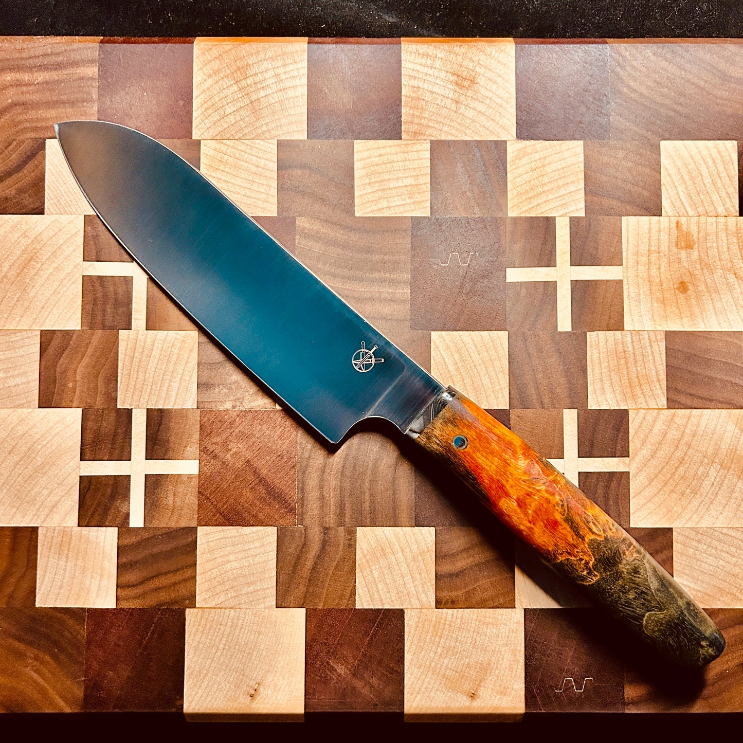 Santoku, 17 cm Klingenlänge und einem Griff aus Wurzelholz und Dragon Juma