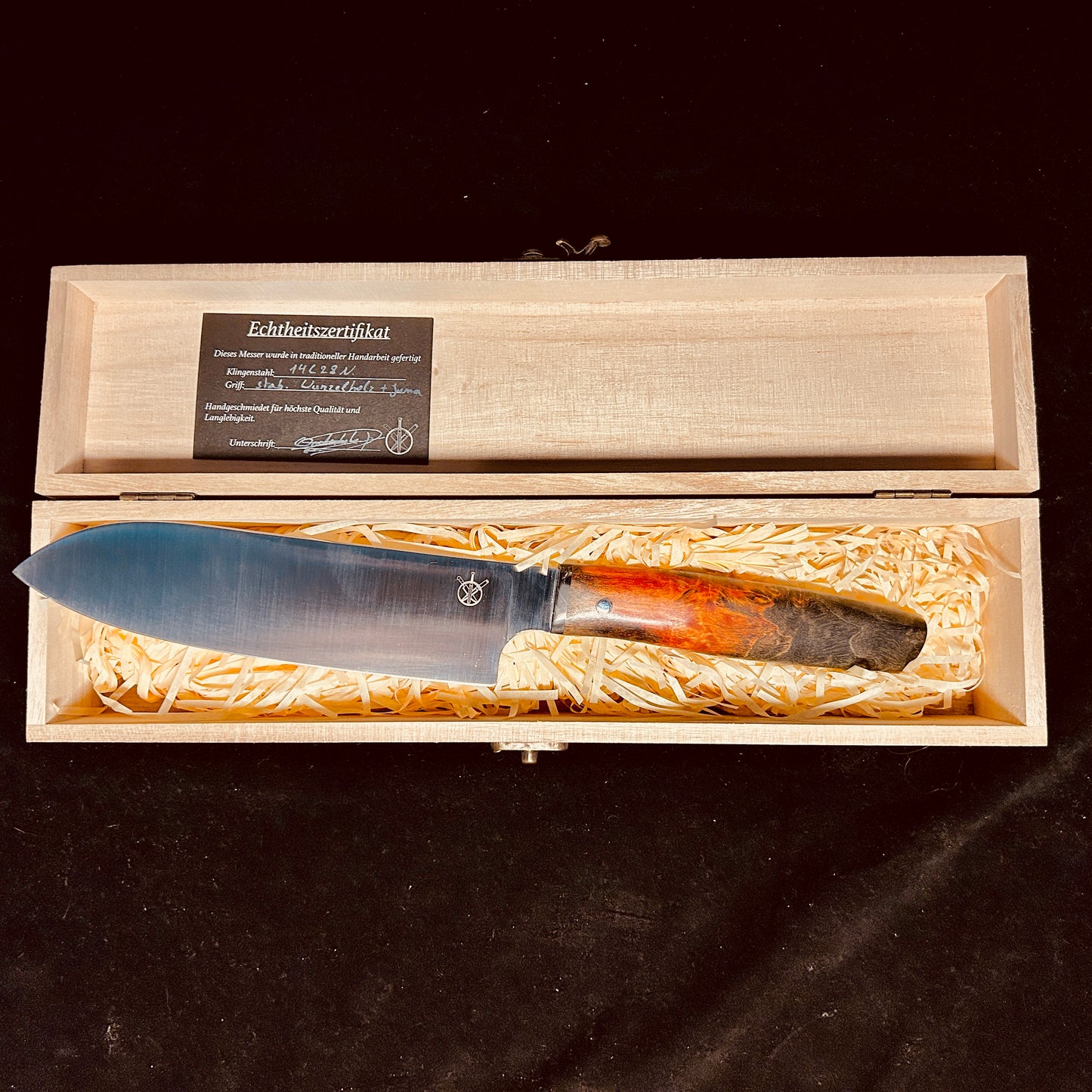 Santoku, 17 cm Klingenlänge und einem Griff aus Wurzelholz und Dragon Juma